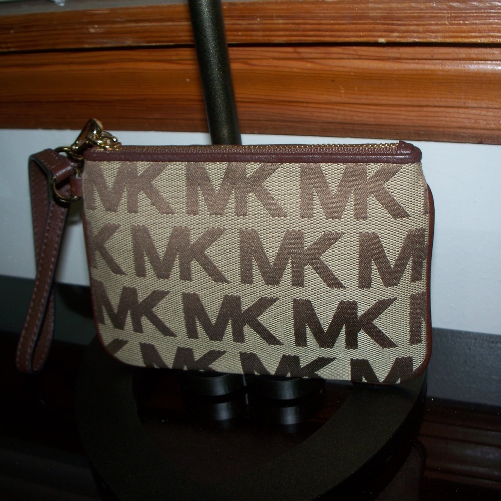 Michael Kors JS Beige/Mocha Ring Tote &  Wristlet - Picture 6 of 7